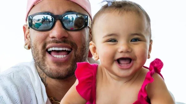 Люблячий татусь: Неймар радісно проводить час зі своєю донечкою – матусі не видно