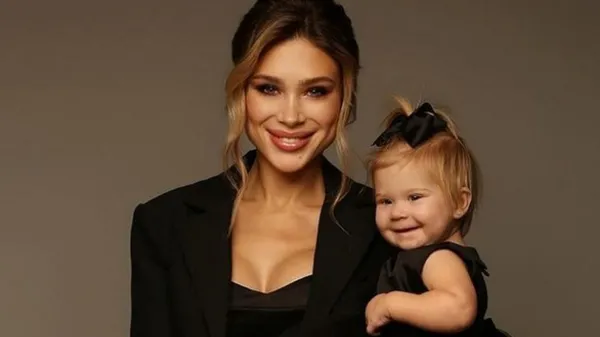 Приголомшлива дружина Коноплі з крихіткою зробили фото в елітній машині – футболіст відповів