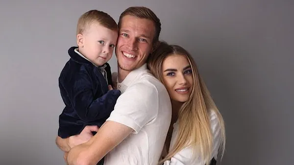 "За двіж відповідає мама": запальні танці родини Лучкевичів – дружина ледве вмовила футболіста