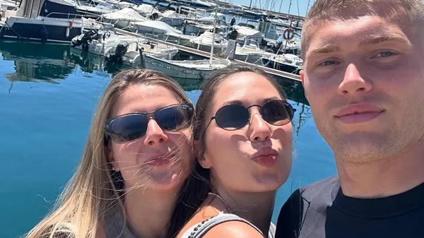 Пришла поддержать конкурента своего мужа: жены Довбика и Яремчука устроили битву на матче