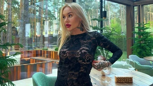 "Фіолетовий – колір божевільних": Морозюк ефектно позує у зухвалому образі – як завжди розкішна