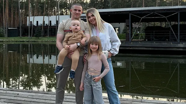 Жена Корниенко разлеглась в роскошной ауди – на этом кадре красиво абсолютно все