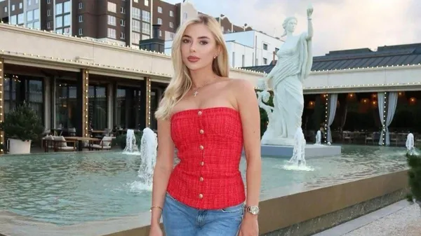 Длинные ноги, сводящие с ума: Савина эффектно позирует в обольстительном наряде