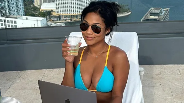 Зваблива гольфістка зазіхнула на титул найсексуальнішої, продемонструвавши образ без бюстгальтера