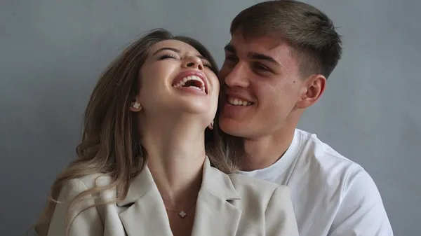 Українець в Англії позує з екстравагантною пасією – його кохана підловила момент