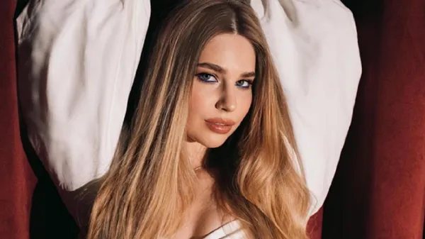 Зваблива дружина Забарного покрасувалася фігурою у сексуальному купальнику – дуже гаряче