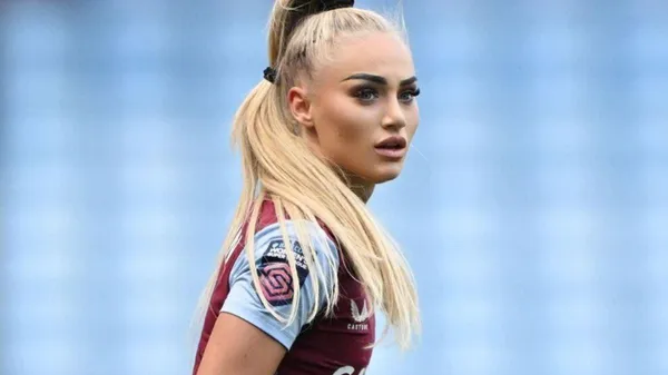 Самая сексуальная футболистка мира задрала ногу на диван и высунула язык – фанаты в восторге