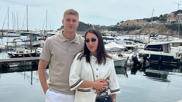 Любов, що надихає: дружина Довбика зізналась, хто її кохання – ніжно обіймаються та цілуються