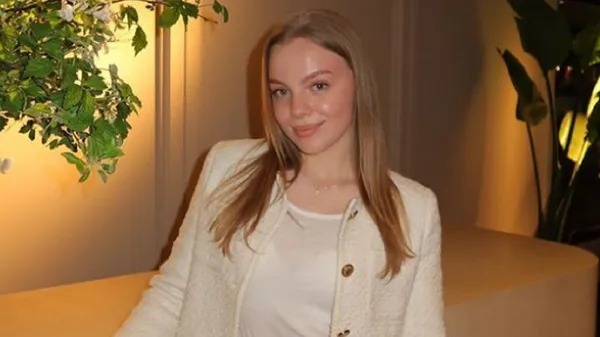 Гламурна дівчина гравця Динамо у привабливому образі відвідала весілля зіркового футболіста