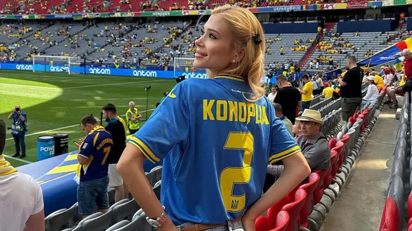 Плакала, кохала: Маліновська, Яремчук, Зінченко й інші дружини на матчі України – гарніші за футбол