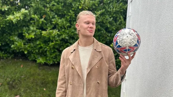 Холанд проміняв хлопчачу компанію на 19-річну дівчину – вона кокетливо прилягла на нього в човні