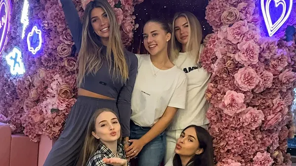 Солодка пригода любок футболістів збірної України – Яремчук, Шацьких та інші гарячі вболівальниці