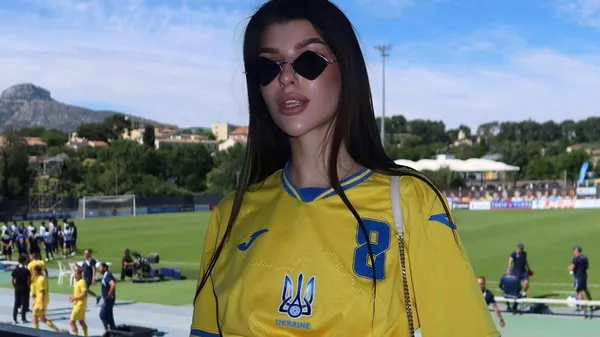 Соковита спокуса: дівчина гравця переможної збірної України в купальнику сексапільно поїдає кавун