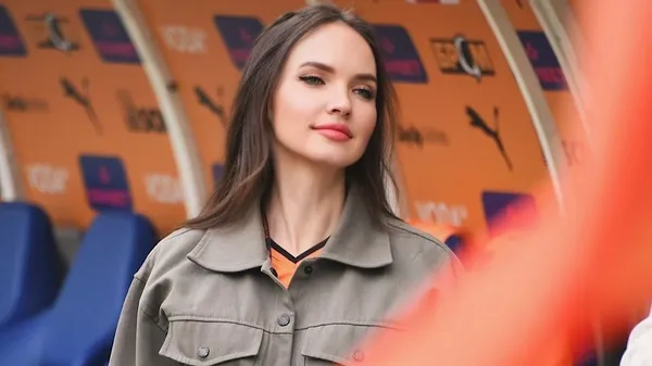 Ведущая Шахтера где-то в экзотическом месте – стройная и загорелая услада для глаз