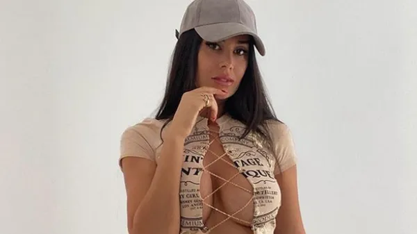 Найсексуальніша фанатка Ювентуса влаштувала еротичне шоу біля басейну – дуже жарко