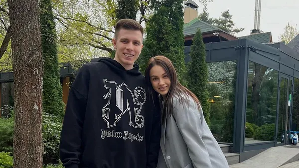 Новичок Динамо не может жить без футбола – невероятно милая жена вынуждена присматривать за ним