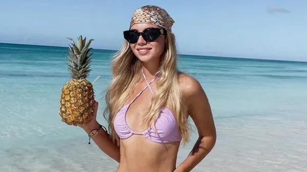 Симпатична кохана зірки Динамо спокусливо позує у відвертому бікіні, поки син спить – вогняні кадри