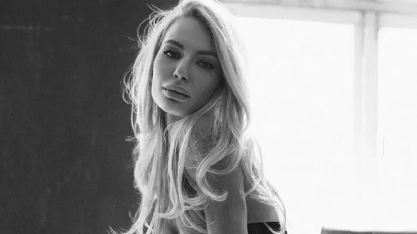 Неймовірна кохана півзахисника Дніпра-1 зводить з розуму у елегантному образі – ефектний фотодоказ