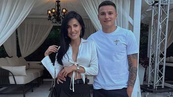 Третьяков з ліжка в одній білизні контролює кохану – в неї домашнє тренування