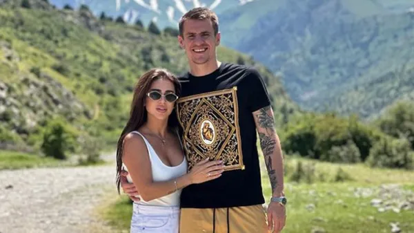 Гаряча дружина Бєсєдіна приголомшила вигинами у спокусливому бікіні – епатажна поза в горах