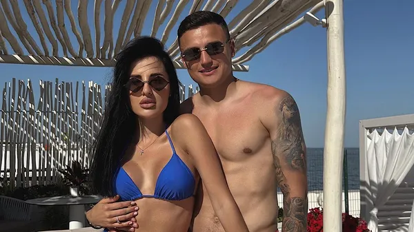 "Богиня!": дружина Третьякова в тоненьких трусиках – зваблює на межі фолу 😎