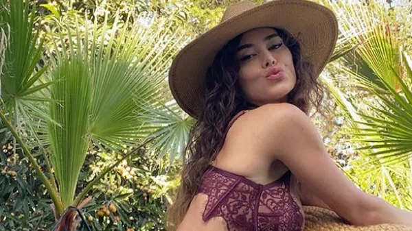 Зваблива фанатка Ювентуса засвітила фігуру майже голяка – підіймає градус мокрими формами