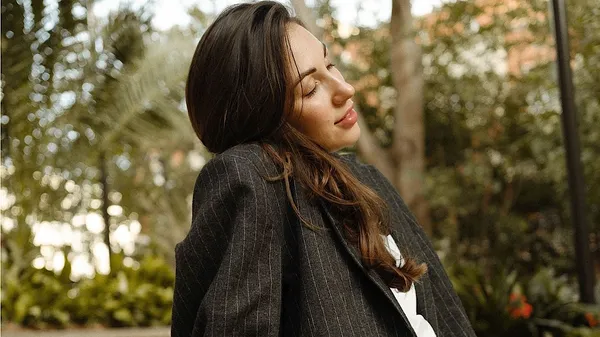 "Зайнята, передзвоню": сексуальна зйомка від дружини Довбика – шампанське, прикраси та підбори