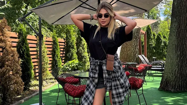 "Счастье не случайно, а благодаря выбору": стильный образ возлюбленной Корниенко без бюстгальтера 🔥