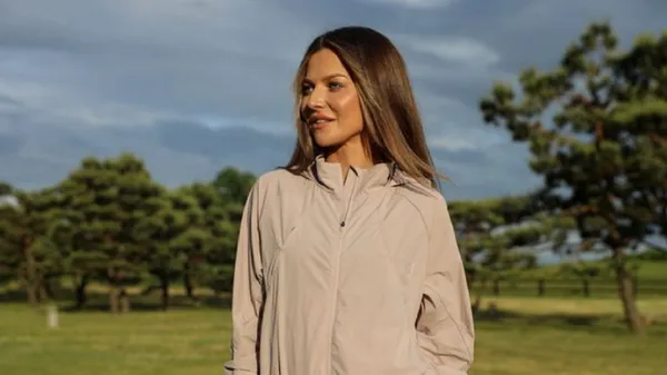 Розкішна кохана Лєвандовскі оголила стрункі ніжки на березі моря – вогняні фото