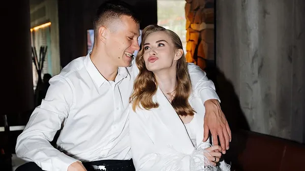 Оборонець Руху з любкою на сеансі в кіно – її груди виглядають з-під одягу...