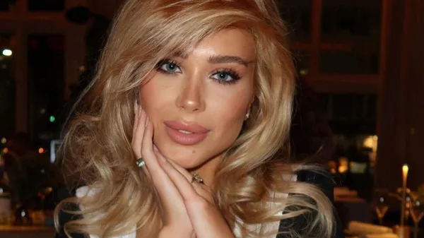 Чілить у Стамбулі: дружина Коноплі спокусливо позує в рожевій сукні – величний Босфор додає шарму