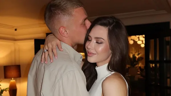 Дівчина хавбека Олександрії у сексі-комплекті займається боксом – ефектна брюнетка