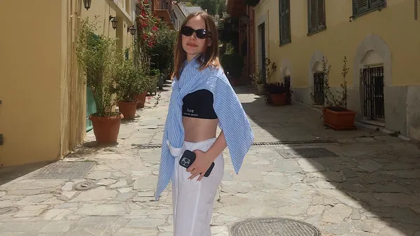 "Жена моя": любка защитника Динамо в колготках и на шпильках – она в роли модели