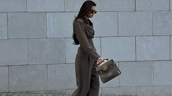 Ефектна кохана Супряги приспустила джинси заради фото – кадр вийшов яскравий