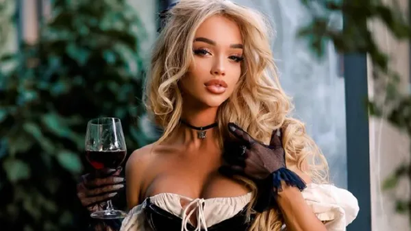 Оголені груди та хижий погляд: неймовірна колишня екс-зірки Динамо приміряла образ Афродіти