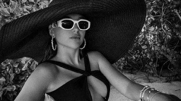 Глибоке декольте та соковиті форми: кохана Кривцова засвітилася на пляжі у небезпечному образі