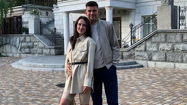 Ковалец с семьей устроил настоящие гонки по песку – скорости немалые