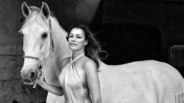 "Дивовижне тіло": екс-дружина Буффона пояснила, чому більше не носить бікіні – секс-сповідь красуні