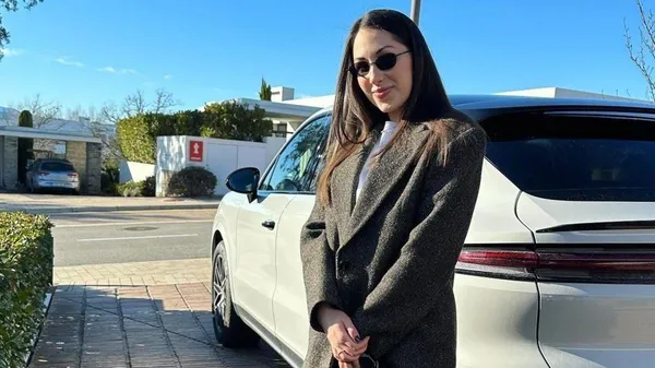 Кохана Довбика приємно шокує – зібралась в супермаркет у розкішній сукні