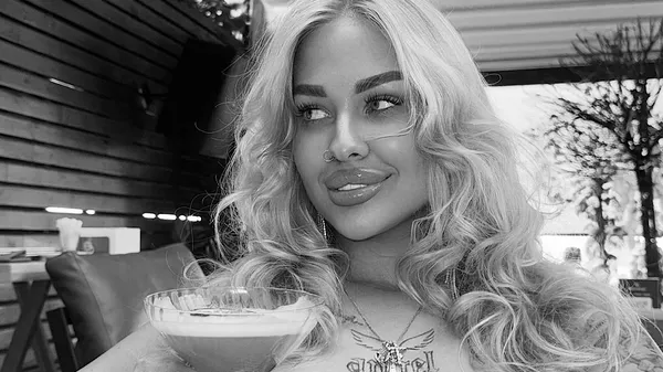 "Моя красуня": сексуальна білявка вразила хавбека Чорноморця – пікантна сукня та дороге сяйво