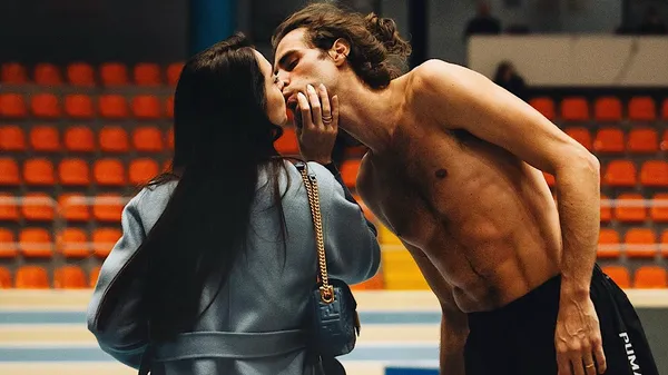 Позбавив українців золота на Євро і накинувся на свою дружину – пристрасно зацілував на очах у всіх