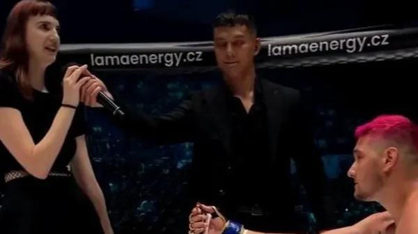 Боєць MMA осоромився невдалою спробою заручин з красунею на публіку – він ще й програв бій