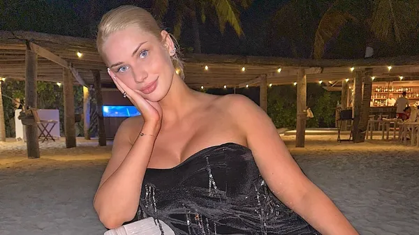 "Сегодня я искренне улыбаюсь": Зубкова в кружевном платье и среди букетов цветов – она сияет