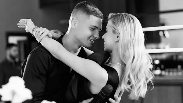 "Відкрийте для себе їхній світ": Бондар і Савіна стали обличчям червневого випуску – все про пару 😍