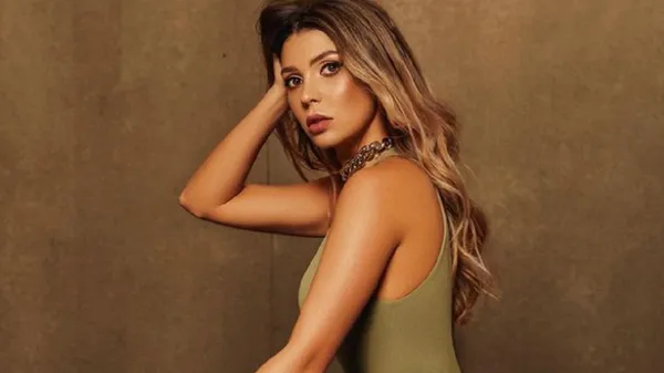 Чарівна дружина Яремчука у похмуру погоду вскочила в басейн з хлопчиком – палкі обійми