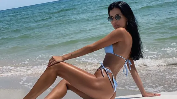 Приваблива дружина українського футболіста зваблює у екстремальному міні – грація вражає