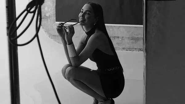 Донька Шацьких і кохана Шапаренка на щось натякає: дівчина приміряла білу сукню – схожа на весільну