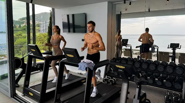 Кухаревич у відпустці з відомою моделлю в Чорногорії – тренуються на фоні місцевих краєвидів