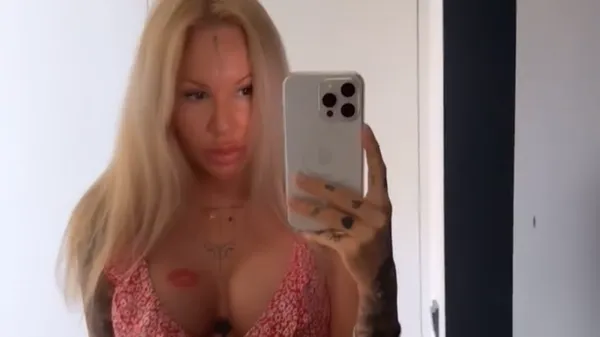 "Оху**на": Морозюк оголила груди та розсунула ніжки на камеру – вона біля футбольної академії