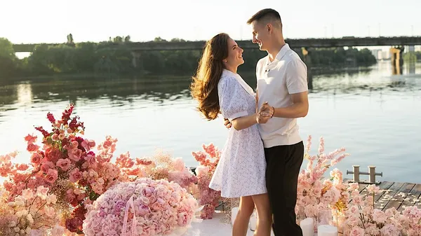 От вида невесты Крыськива становится жарко – приспущенные джинсы и отсутствие бюстгальтера